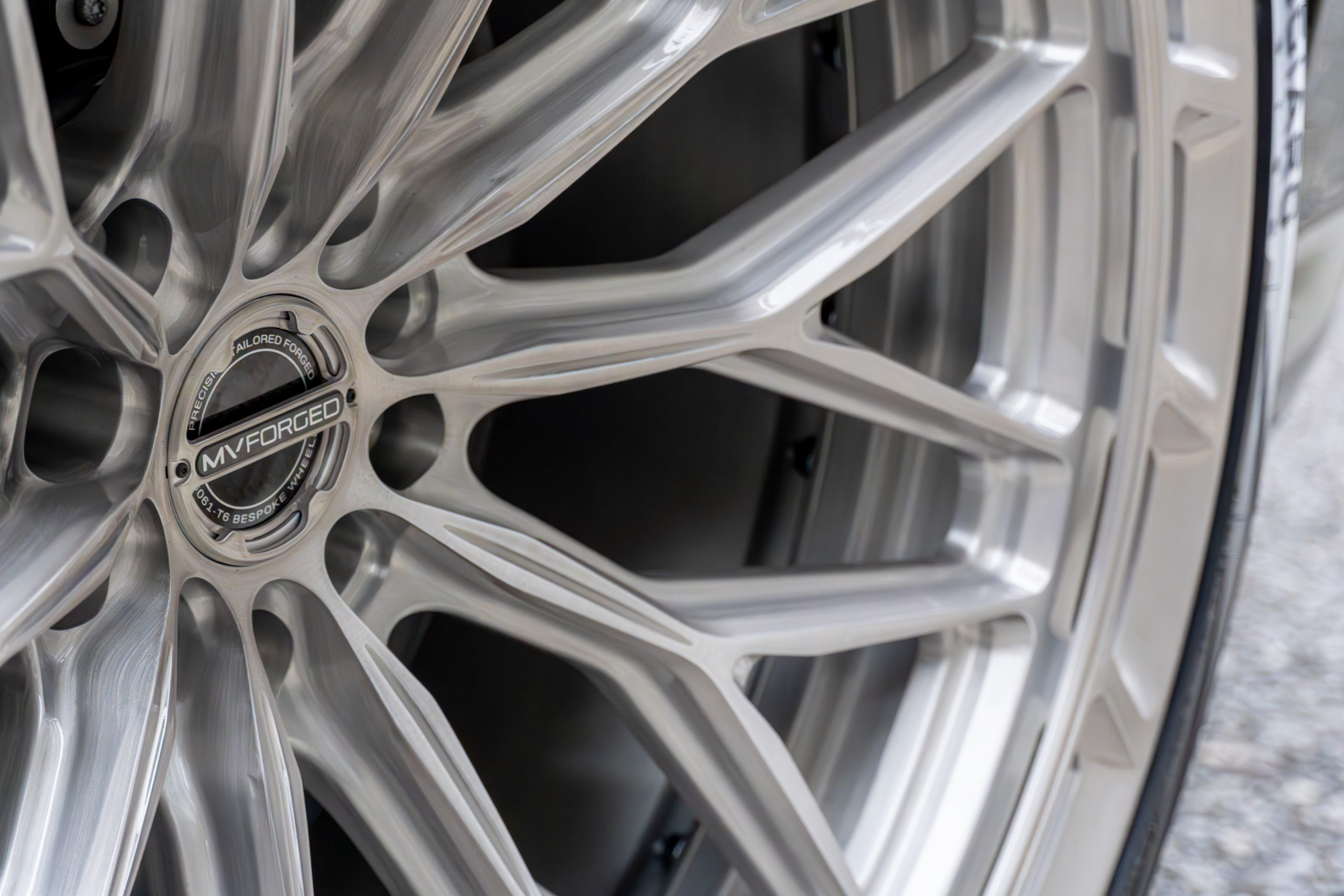 ウルスS カスタム　VERDE TURBIN ローダウン　MVFORGED PS200R デュオブロック　カーキグリーン　ペイント　LAMVORGHINI URUS S