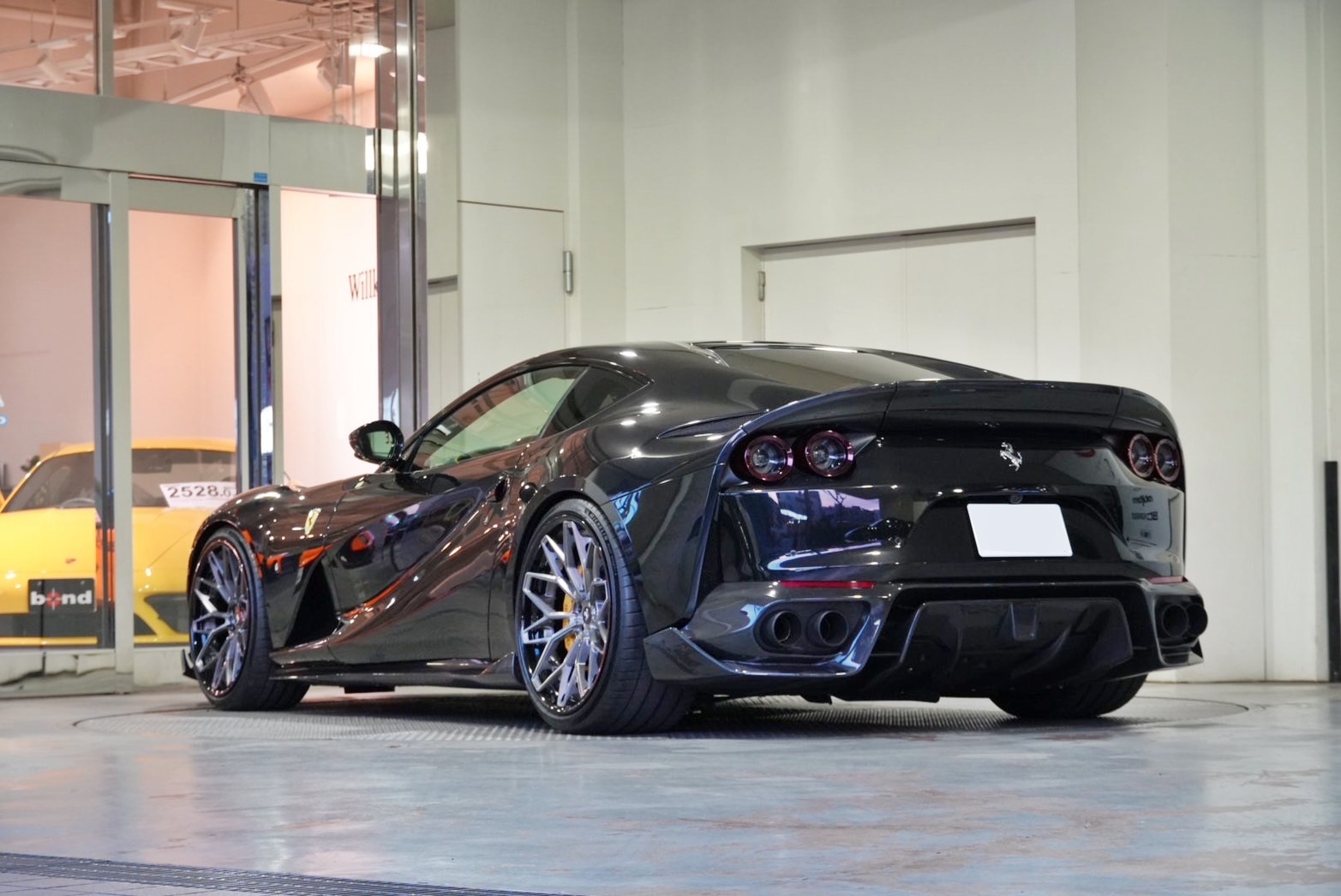 Ferrari 812　カスタム　エアロ　カーボンパーツ　1016　東京　フェラーリ　カスタム