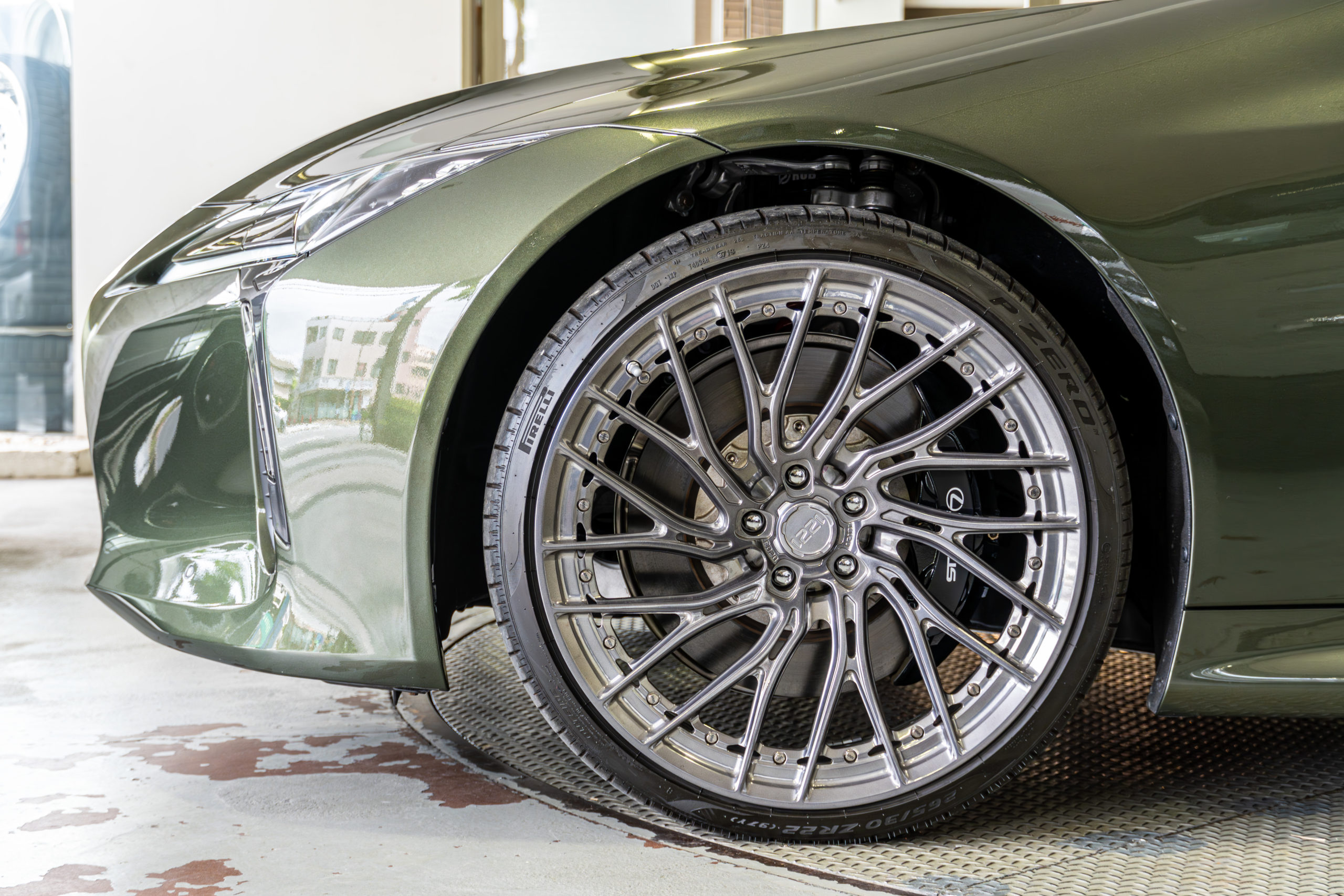 LC500 カスタム　ローダウン　1221 ロベルタ グリーン