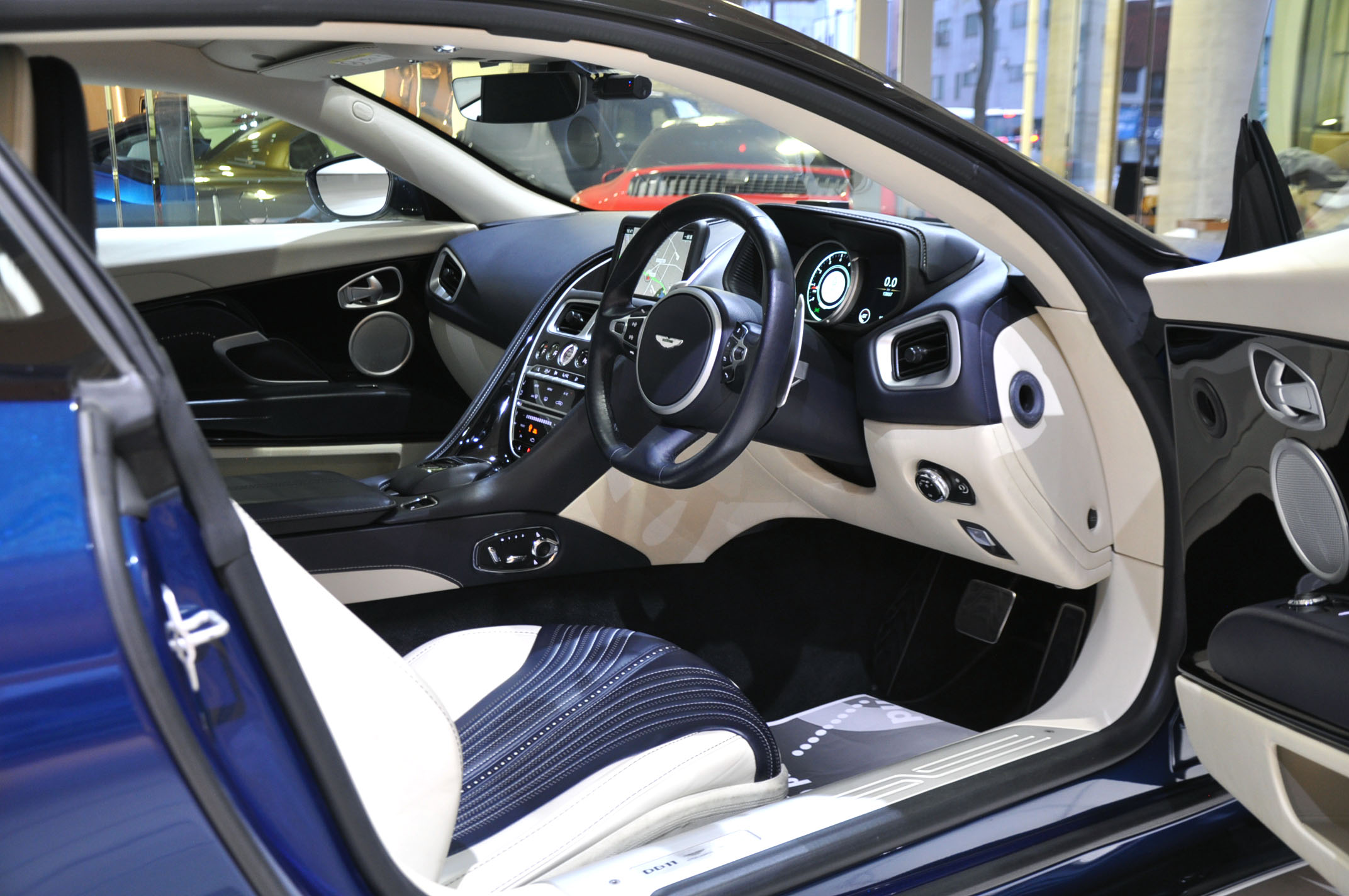 ASTONMARTIN DB11 V8 アストンマーティン　bond ボンド 輸入車 販売 買取 カスタム ドレスアップ