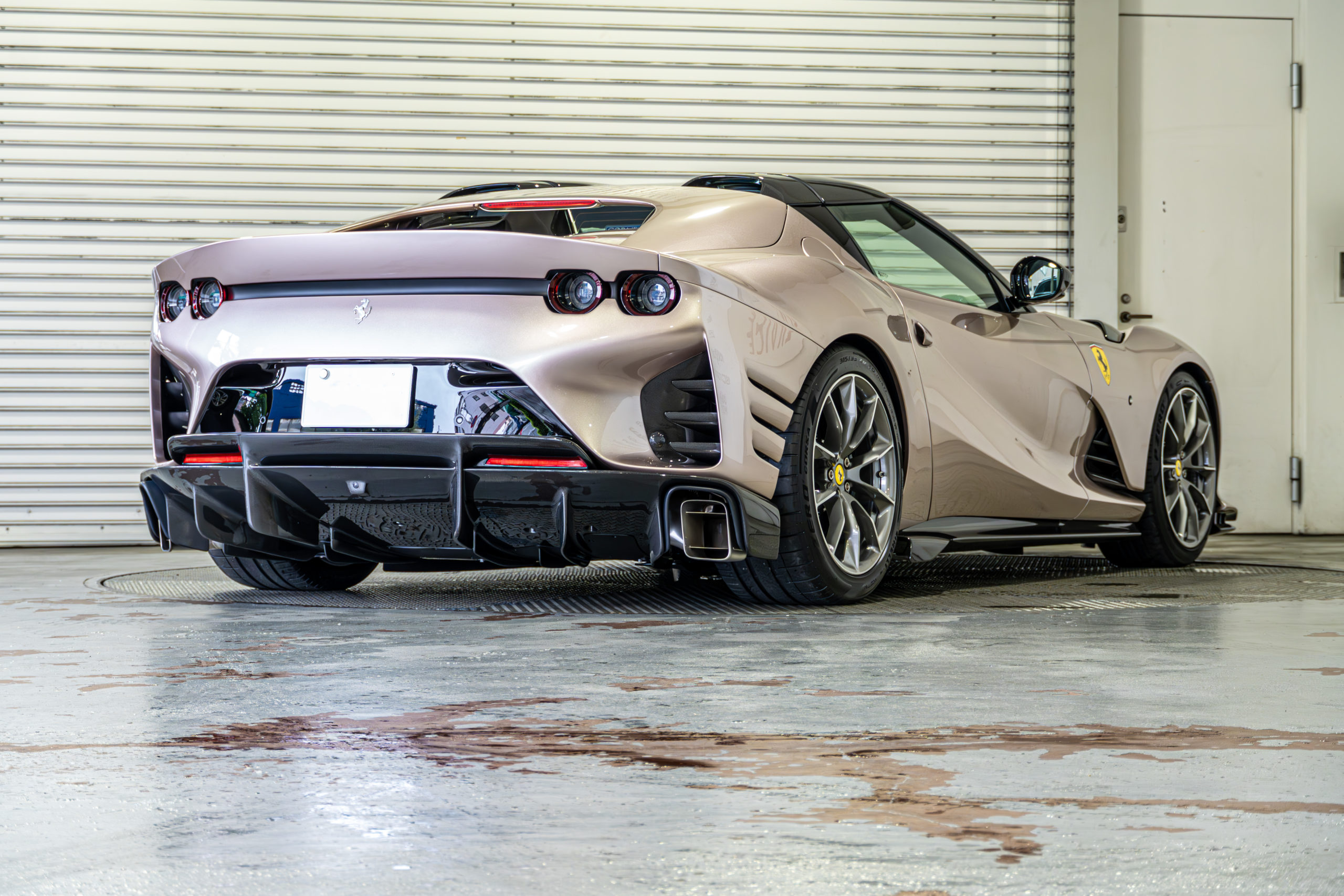 Ferrari 812 Competizione A 599台　カスタム　ローダウン　スペーサー