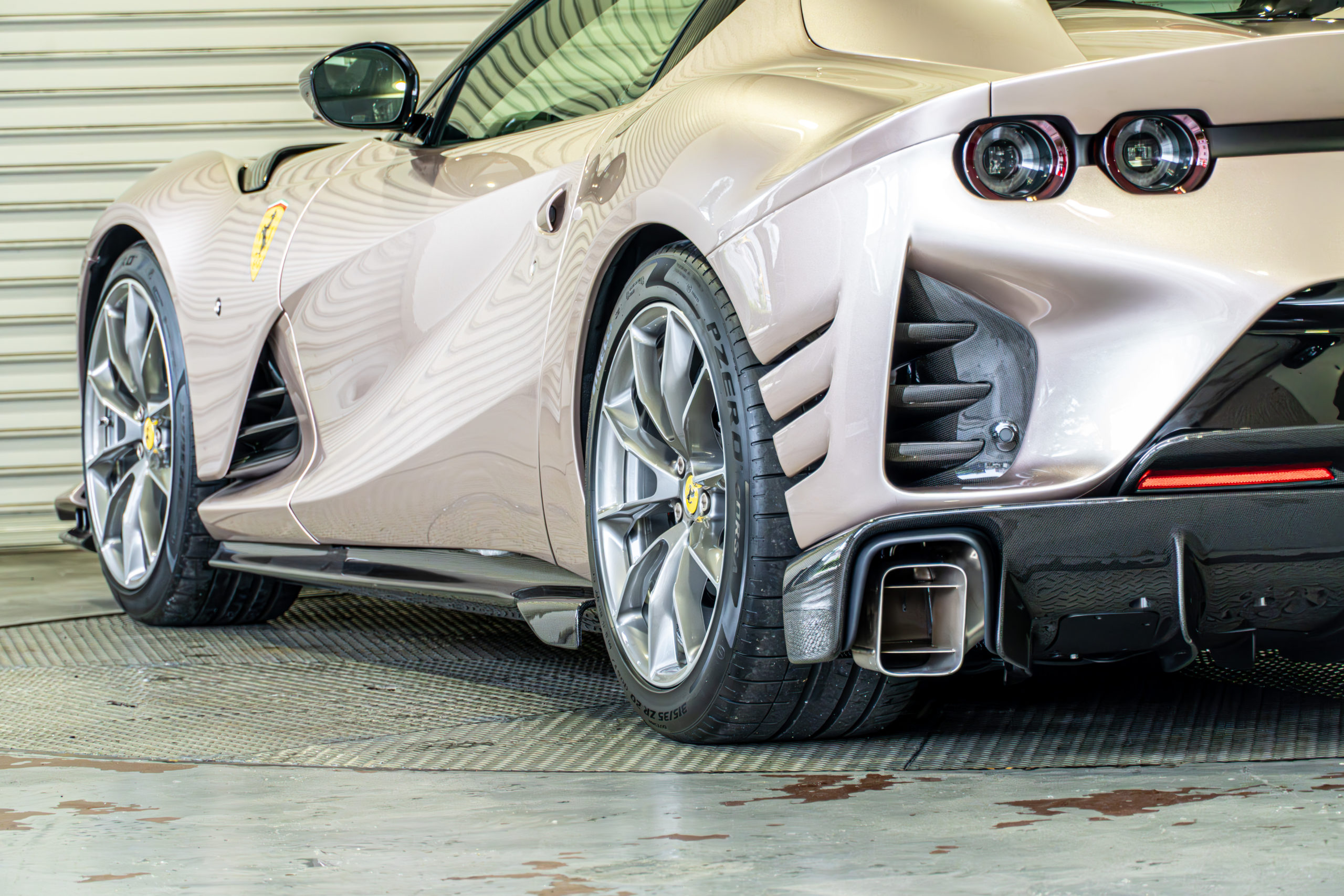 Ferrari 812 Competizione A 599台　カスタム　ローダウン　スペーサー