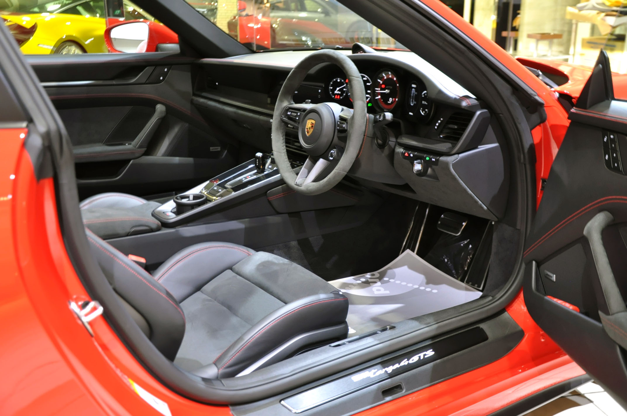 PORSCHE 911 Targa4GTS 992 ポルシェ タルガ ガーズレッド PCCB 輸入車 販売 買取 bond ボンド 東京