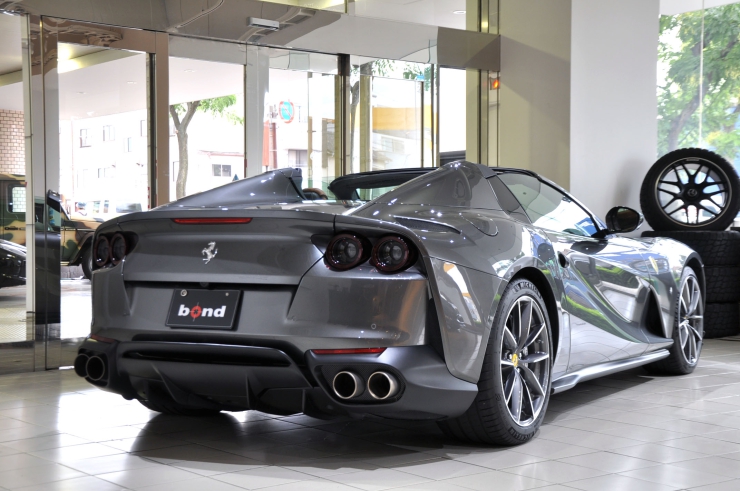 フェラーリ　中古車　812　V12　NA　ディーラー車