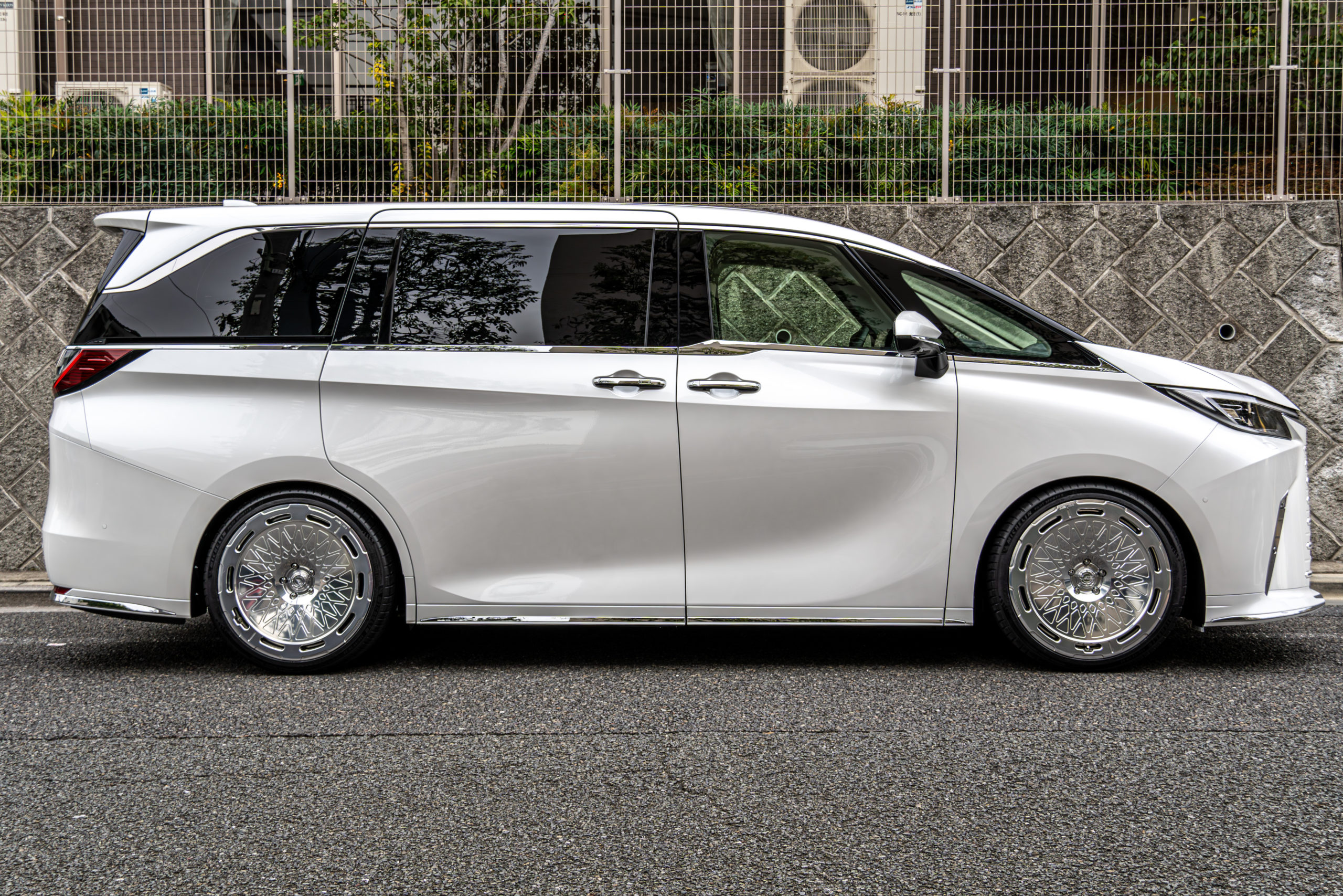 レクサス LM カスタム LEXUS LM500h ローダウン 車高調 RSR AL13 22インチ