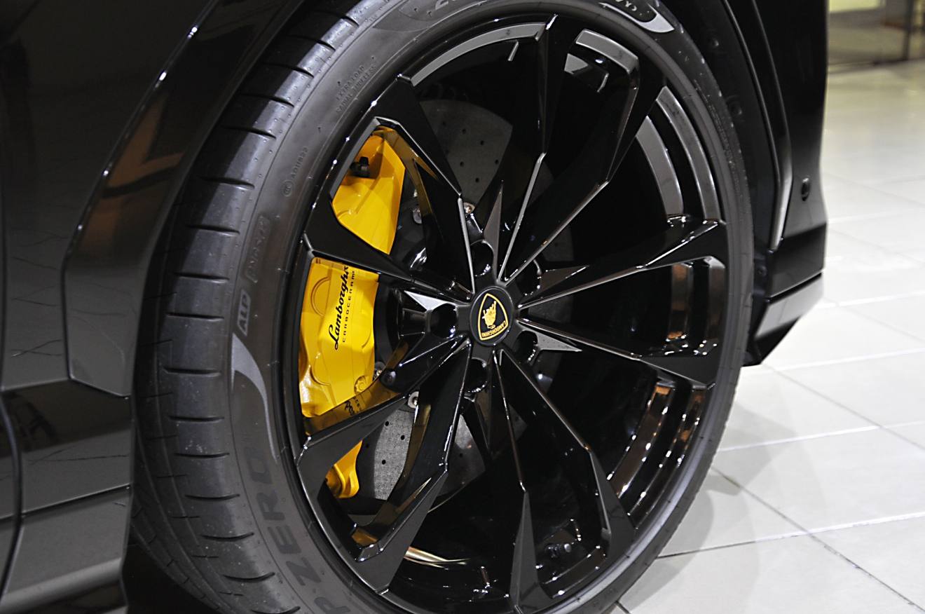 ランボルギーニ　ウルス　輸入車　販売　買取　bond　ボンド　東京　カスタム　ドレスアップ
