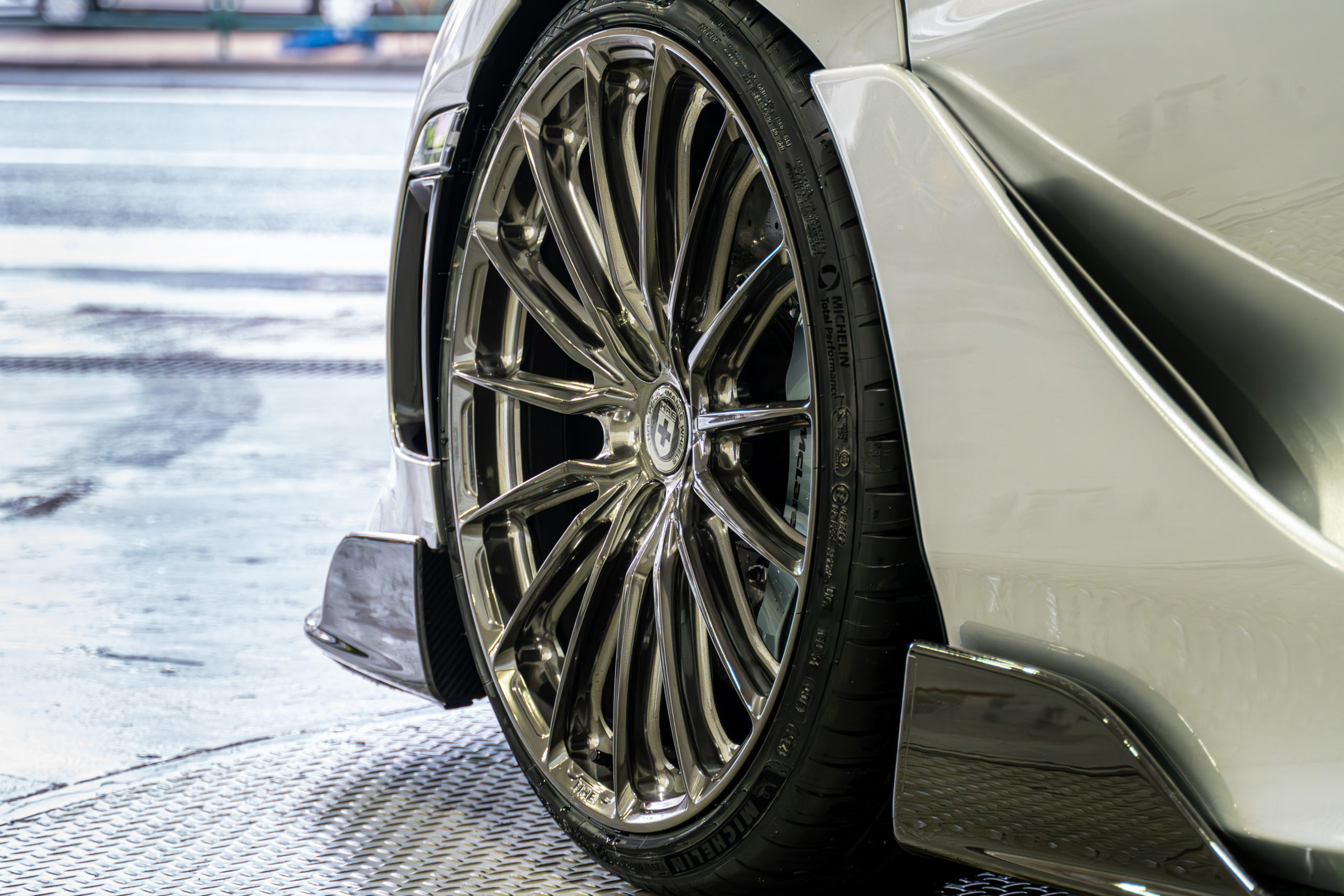 マクラーレン 765lt カスタム　ローダウン　HRE P103SC ロベルタ　リフティングキット　ポリッシュドダーククリア