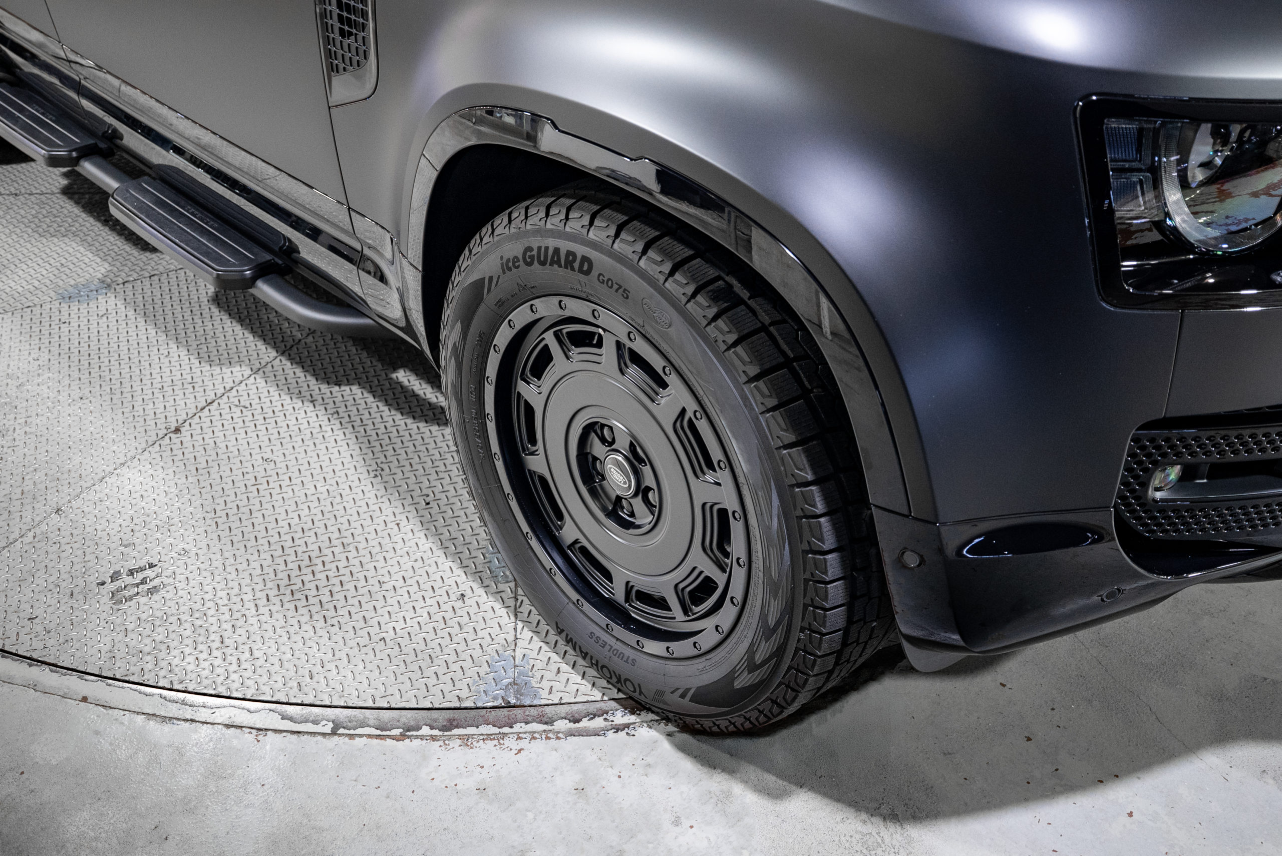 Land Rover Defender110 HSE ブラックアウト キャリパーペイント