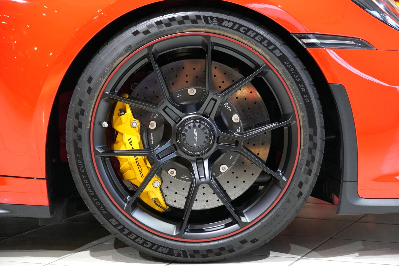 bond東京　Porsche 911 GT3　PCCB　ブラックホイール　レッドリムペイント