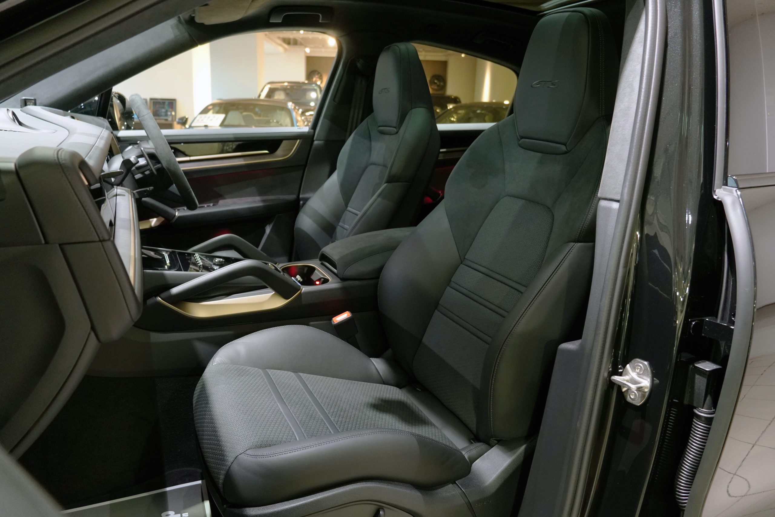 PORSCHE CAYENNE COUPE GTS ポルシェ カイエンクーペ 輸入車 販売 買取 bond ボンド カスタム 東京