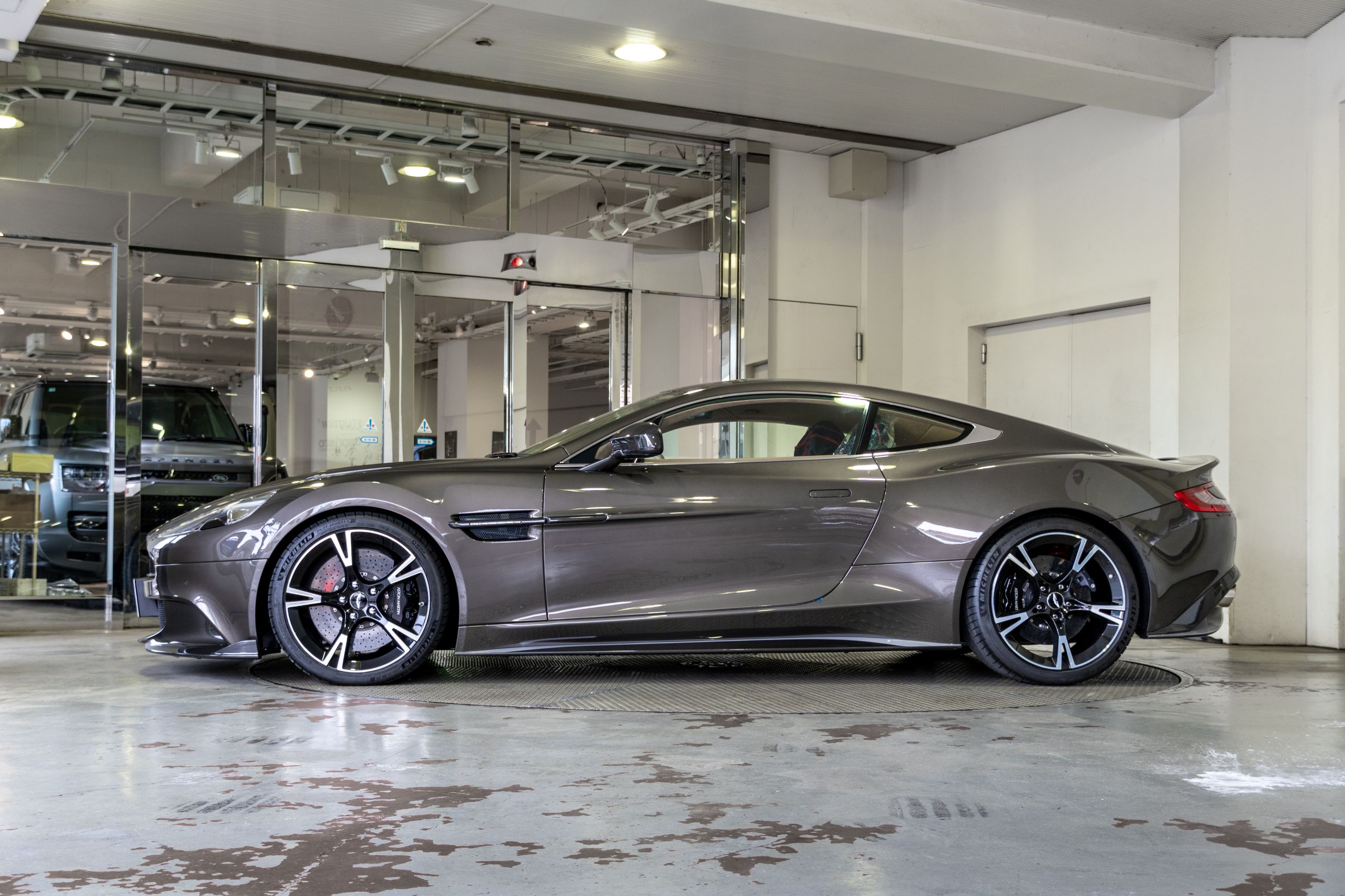 VANQUISH ヴァンキッシュ　アストンマーチン　ローダウン　ARAGOSTA 車高調　ロベルタ　リフター