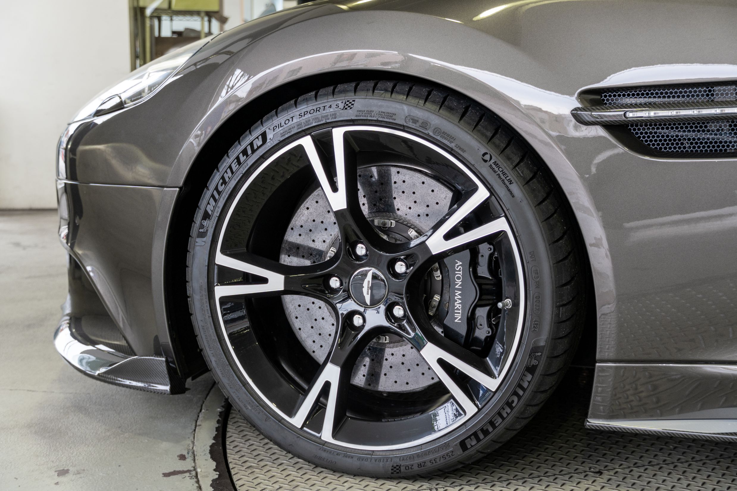 VANQUISH ヴァンキッシュ　アストンマーチン　ローダウン　ARAGOSTA 車高調　ロベルタ　リフター