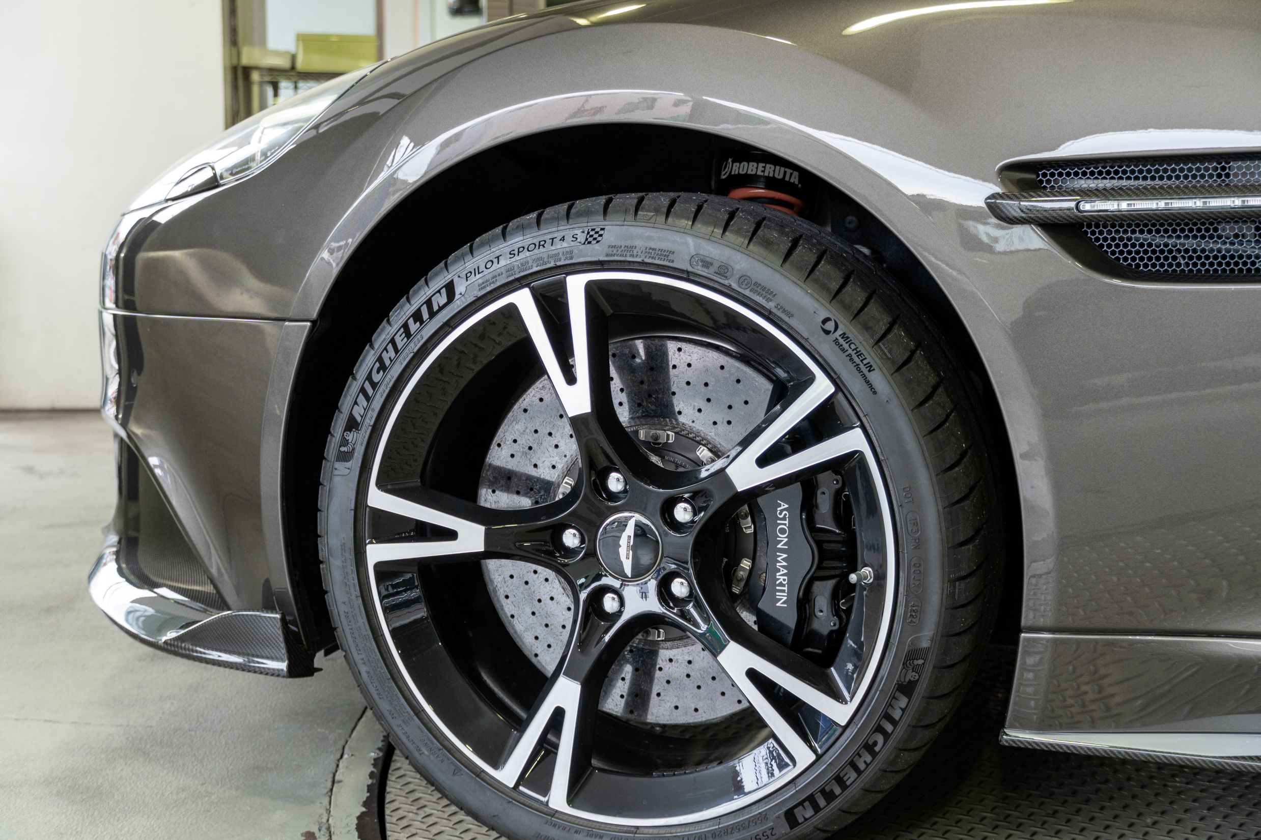 VANQUISH ヴァンキッシュ　アストンマーチン　ローダウン　ARAGOSTA 車高調　ロベルタ　リフター