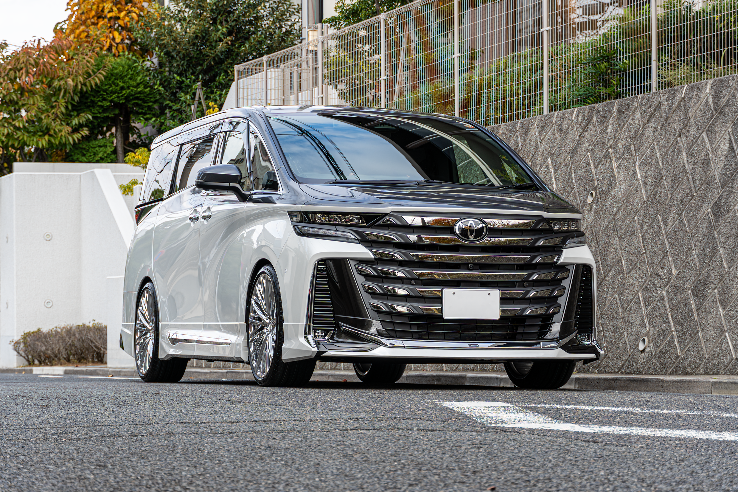 トヨタ　ヴェルファイア　カスタム　ツートン　ラッピング　AK FORGED 22インチ　RSR ローダウン
