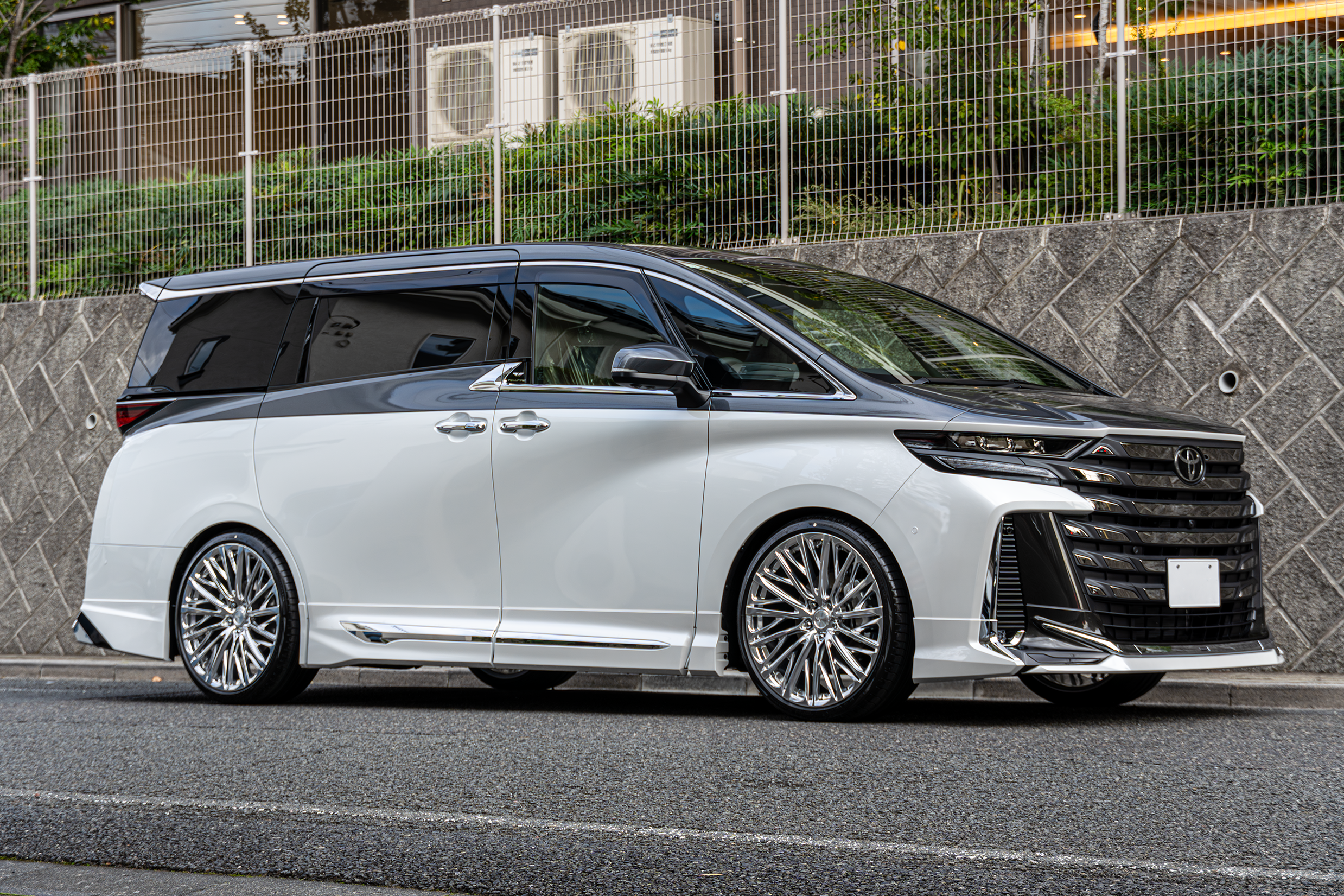 トヨタ　ヴェルファイア　カスタム　ツートン　ラッピング　AK FORGED 22インチ　RSR ローダウン
