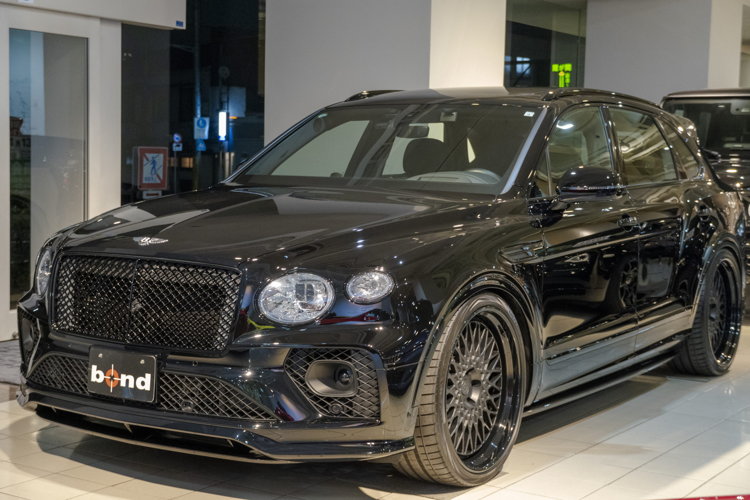 ベンテイガ 中古 カスタム車両 ベントレー ローダウン ホール アメ鍛 24インチ