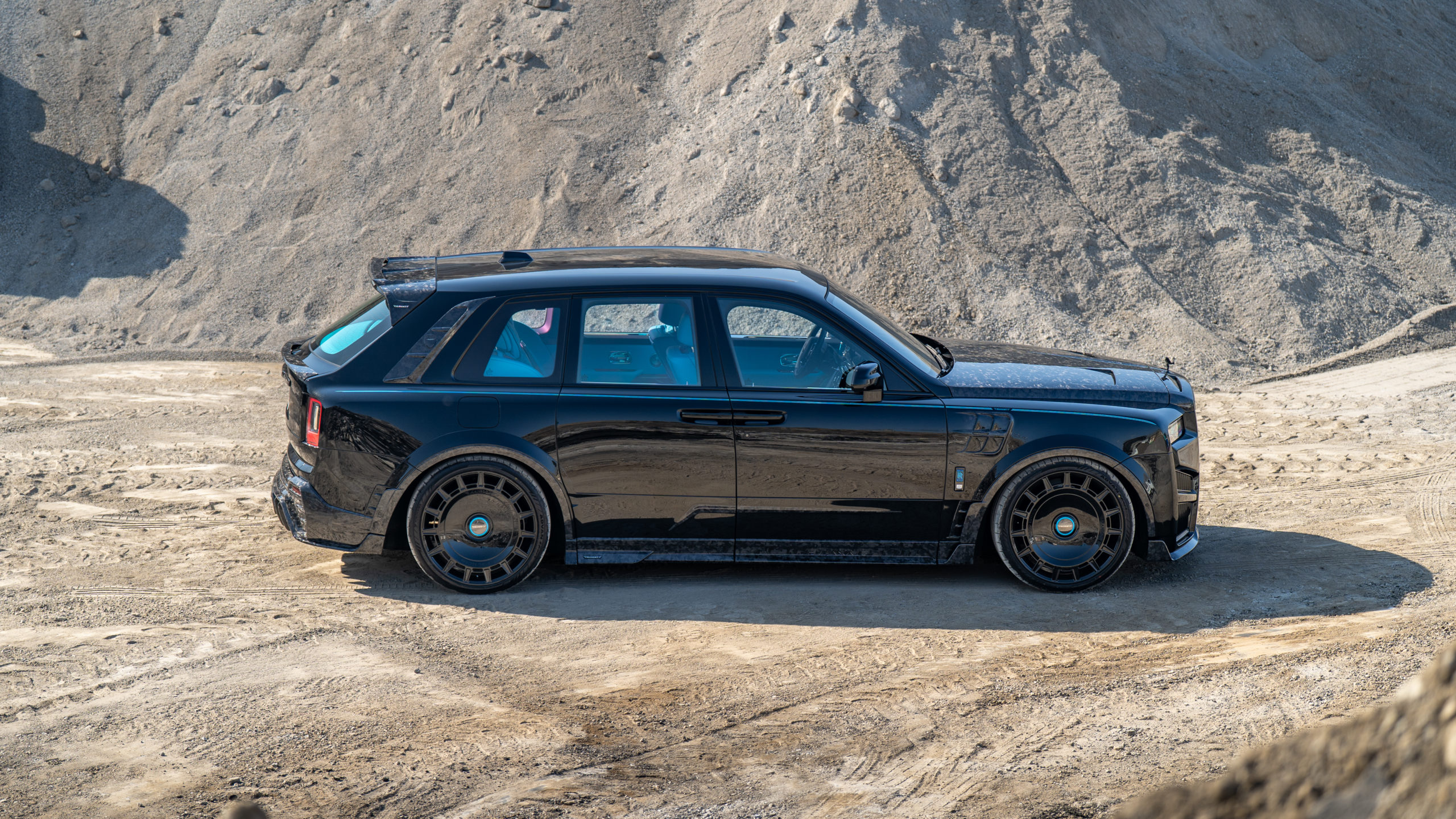 RollsRoyce　Cullinan　MANSORY　ワイドボディ　カーボンパーツ　カスタム
ロールスロイス　カリナン