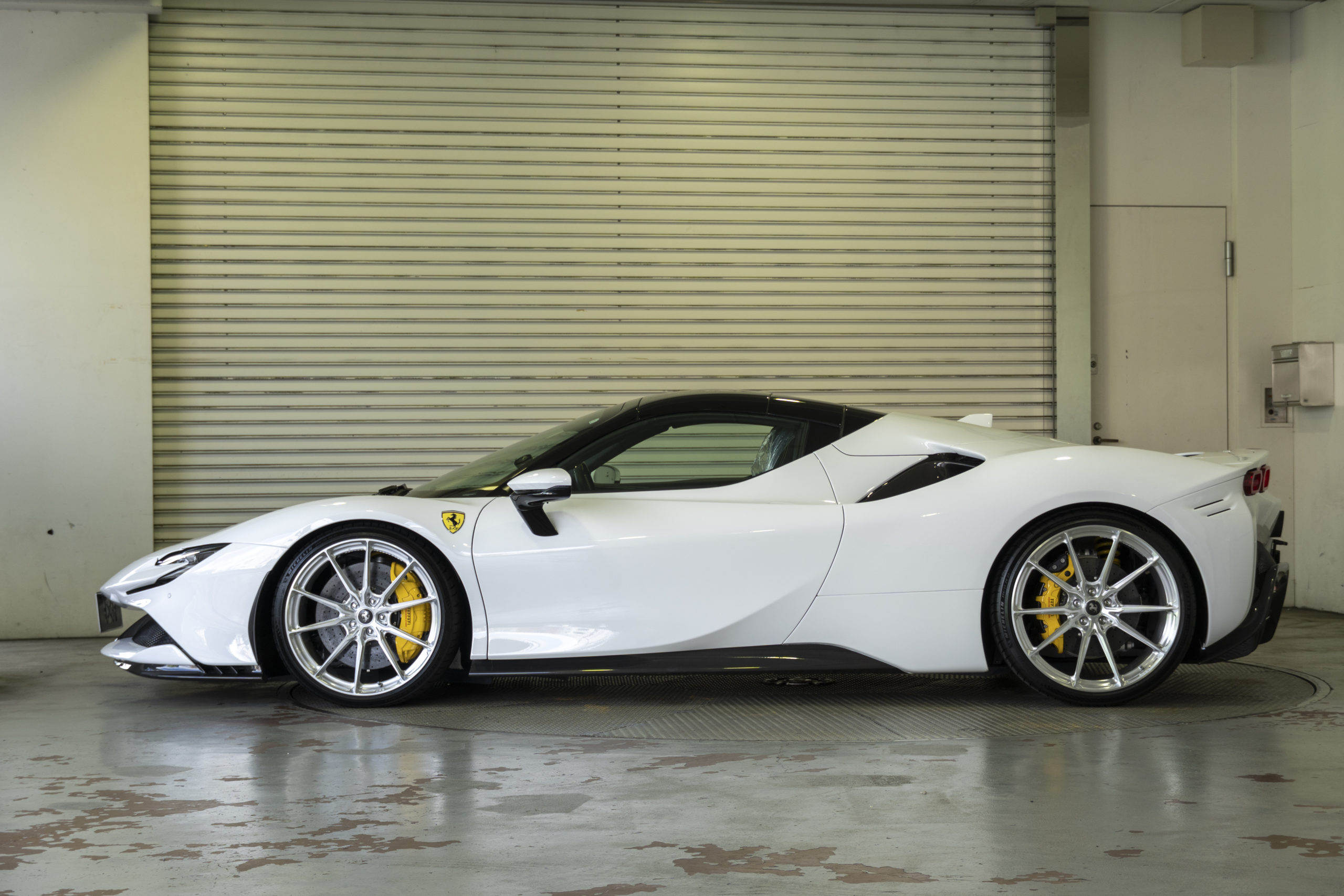 Ferrari　フェラーリ　SF90　カスタム　ローダウン　ホイール　22インチ　アメ鍛　NOVITEC　HRE　bond