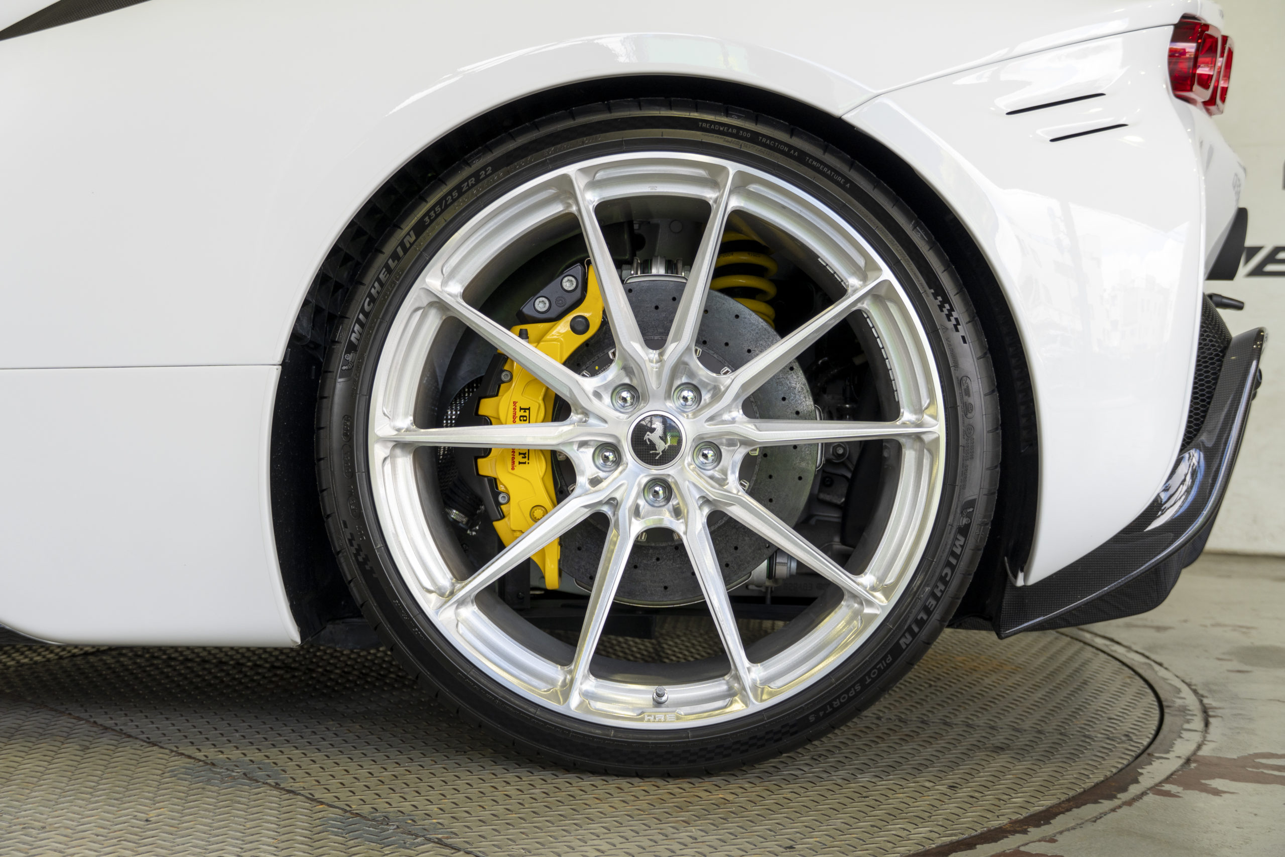 Ferrari　フェラーリ　SF90　カスタム　ローダウン　ホイール　22インチ　アメ鍛　NOVITEC　HRE　bond