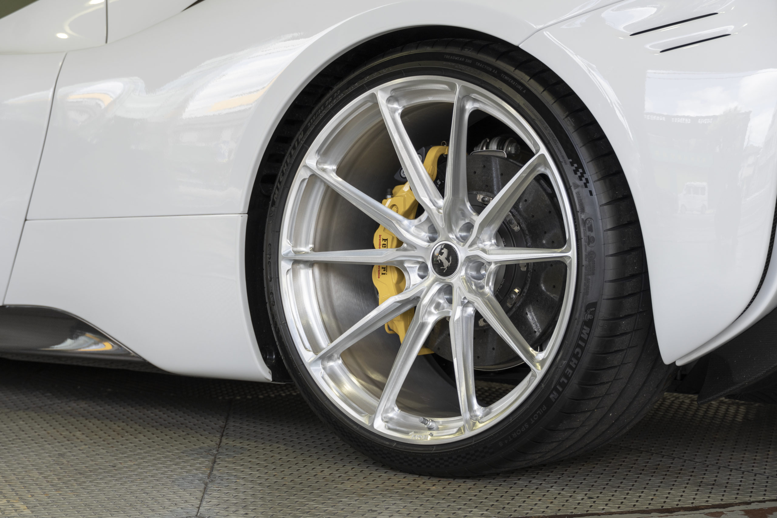 Ferrari　フェラーリ　SF90　カスタム　ローダウン　ホイール　22インチ　アメ鍛　NOVITEC　HRE　bond