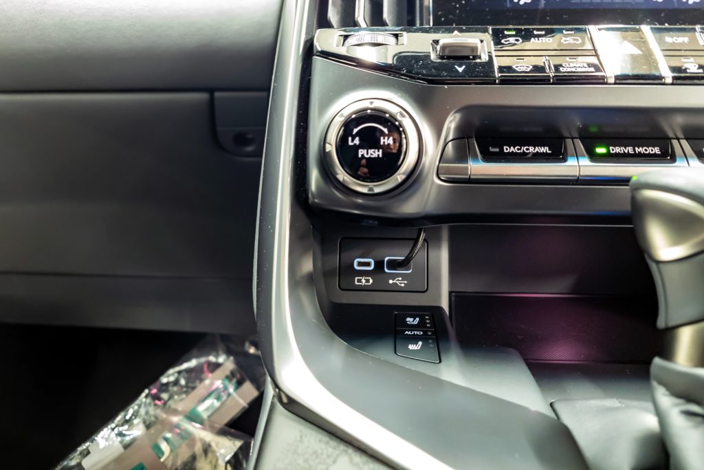 LEXUS LX600 HDMIアダプター AndoroidBOX リアモニター bond浦和